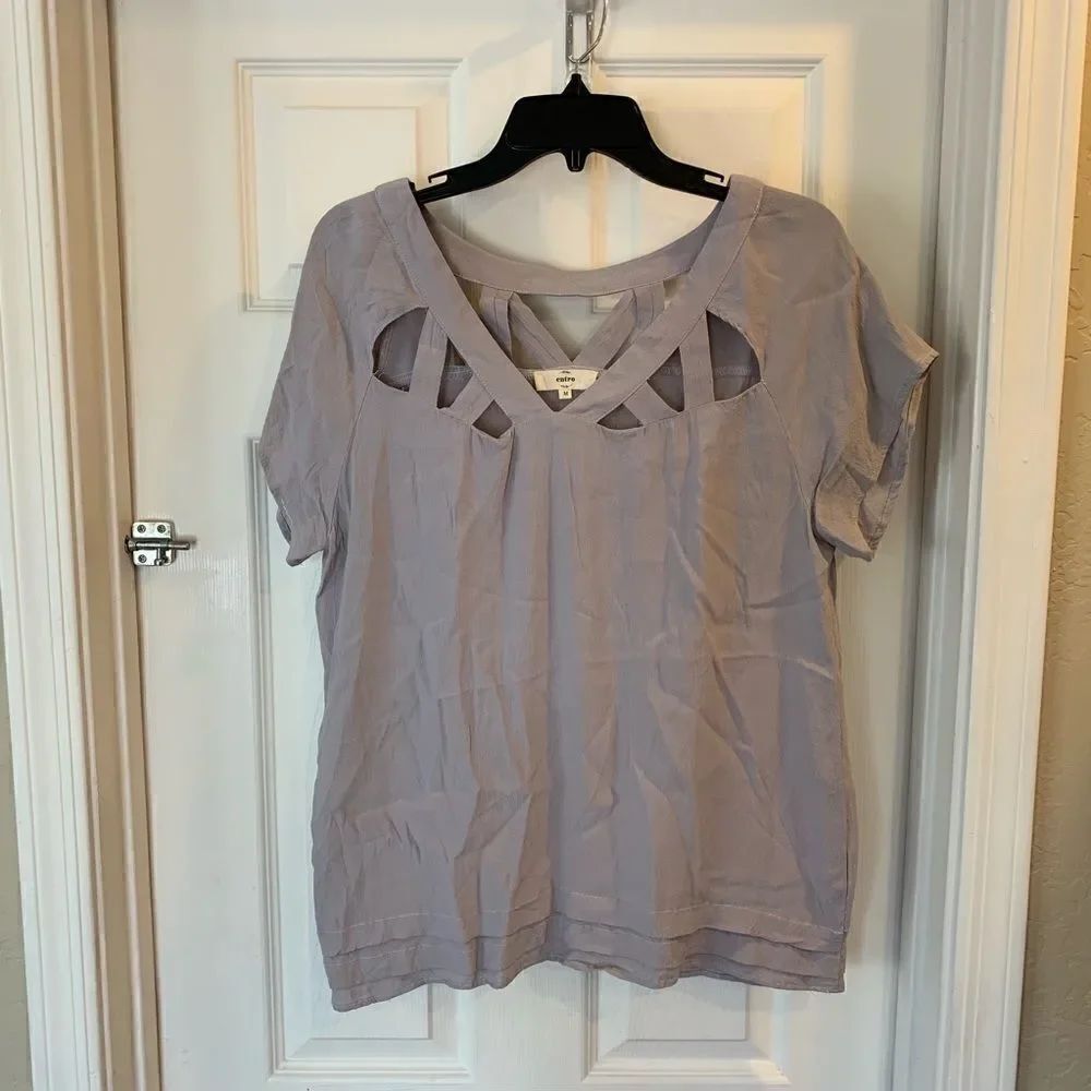 Entro Top with Cutout Designs - Picture 2 of 5